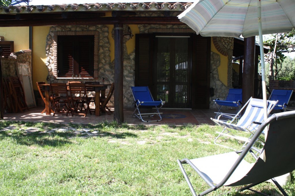 Ferienhaus und Gartenanlage