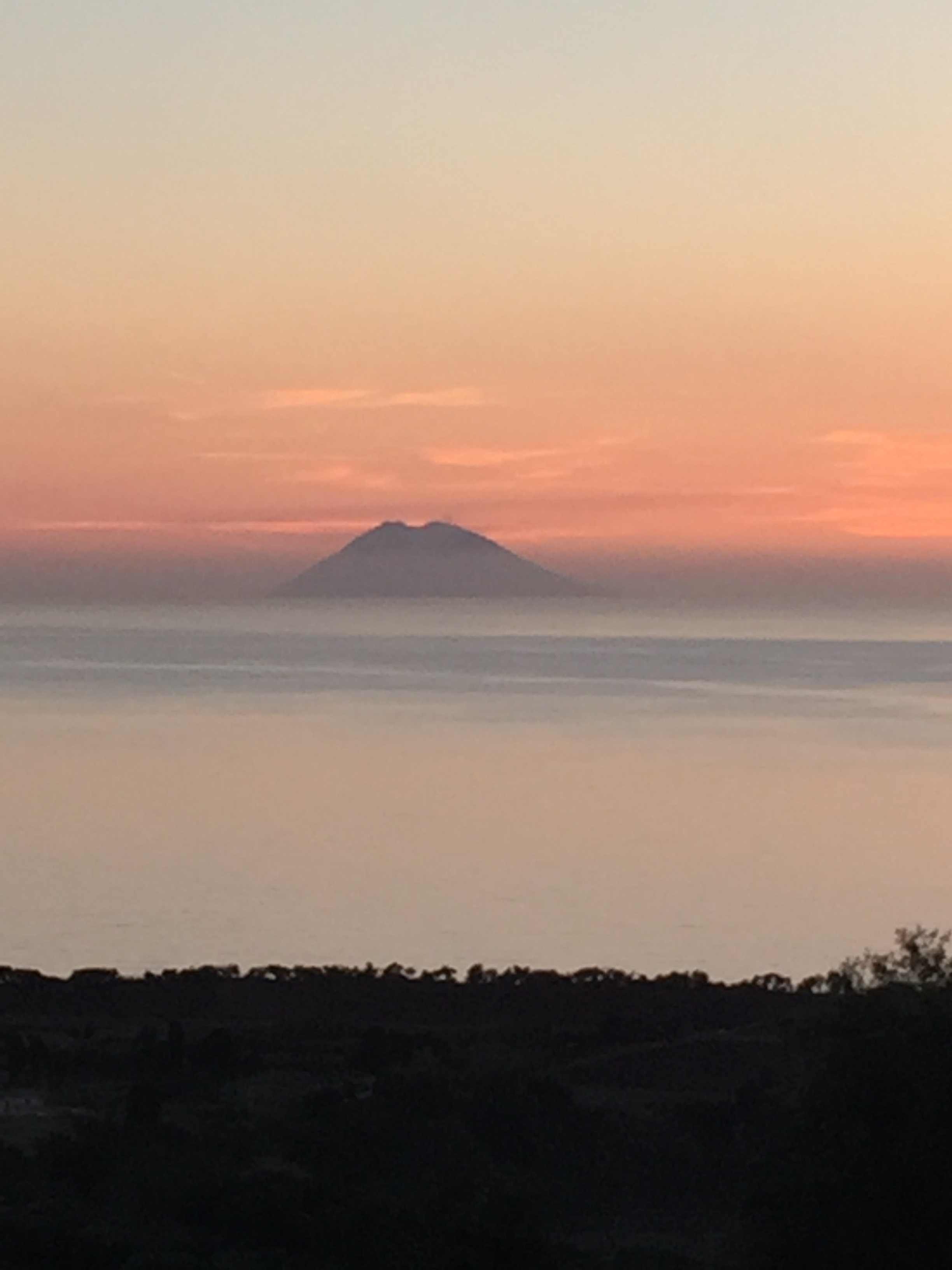 Blick auf Stromboli bei Sonnenuntergang